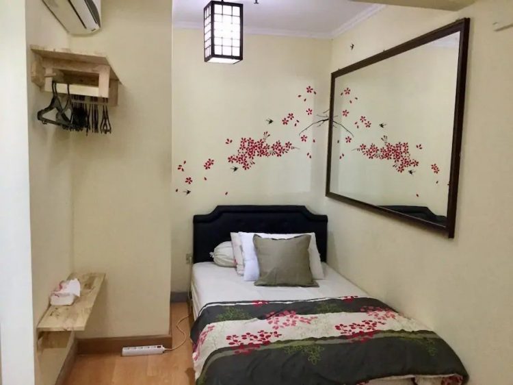 Apartemen Ambassador, Jakarta Selatan via Airbnb, 1. Teduh Hostel Kota Tua, 2. Eco Syariah Kemanggisan (Tutup), 3. Ancol Residence 6, 4. Wonderloft Hostel Kota Tua, 5. Wisma 9 Tanah Abang, 6. Kantos Guest House, 7. Prima Bintang, 8. LeGreen Residence Setiabudi, 9. Zenroom, 10. Pop Hotel Kemang, 11. Green Bamboo Residence, 12. Clay Hotel, 13. Ghurfati Hotel, 14. Six Degrees Backpackers Hostel (Tutup), 15. Apartemen Ambassador, Jakarta Selatan, 16. Apartemen Callia, Jakarta Barat, 17. Big Hotel, Jakarta Pusat, 18. De Hoek Residence, Jakarta Timur
