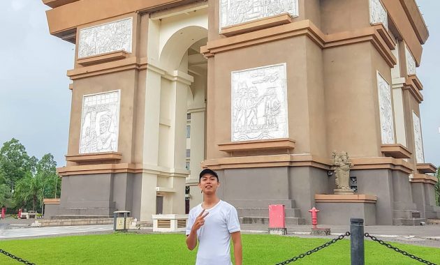 Arca di Sudut Bangunan via IG @kevingehan_, Lokasi Dan Tiket Masuk, Keunikan Monumen Simpang Lima Gumul Kediri, Aktivitas Seru di Monumen Simpang Lima Gumul, Sejarah Dibangun Monumen