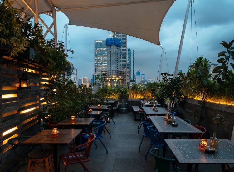 Awan Lounge via Manual, 1. SKYE Bar & Restaurant, 2. Hause Rooftop, 3. Langit Seduh Rooftop, 4. Roti Bakar Kemang, 5. Lucy In The Sky Spark, 6. Cloud Lounge Jakarta (Rooftop), 7. BART Thamrin, 8. The Edge, 9. Elarte Sport Cafe, 10. Awan Lounge, 11. Upstairs Rooftop Cafe, 12. Sky Garden Cafe, 13. Shy Rooftop, 14. Up All Might, 15. Rocketz Cafe, 16. La vue Rooftop Bar Hermitage, 17. Roof Top at La Boheme, 18. Red Door Koffie House & Bistro Tangerang