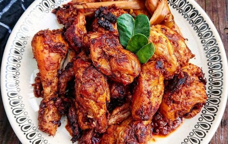 Ayam Cincane via Genpi, 1. Soto Banjar, 2. Sop Banjar, 3. Nasi Kuning Banjar, 4. Gangan Paliat, 5. Mandai, 6. Nasi Itik Gambut, 7. Kue Bingka, 8. Apam Barabai, 9. Ketupat Kandangan, 10. Lontong Orari, 11. Ayam Cincane, 12. Habang Banjar, 13. Cacapan Asam, 14. Sayur Kambang Tigarun, 15. Ipau, 16. Laksa, 17. Amparan tatak, 18. Kalangkala, 19. Dodol Kandangan, 20. Lamang, 21. Gangan Asam Banjar, 22. Iwak Pakasam, 23. Gangan humbut, 24. Sate tulang, 25. Sate Payau, 26. Bubur Baayak, 27. Sop Mutiara, 28. Apam Batil, 29. Kue Rangai, 30. Brownies Labu, 31. Sambal Acan, 32. Hekeng, 33. Ikan Patin Baubar, 34. Ikan Seluang Goreng, 35. Otak-Otak Ikan Pipih