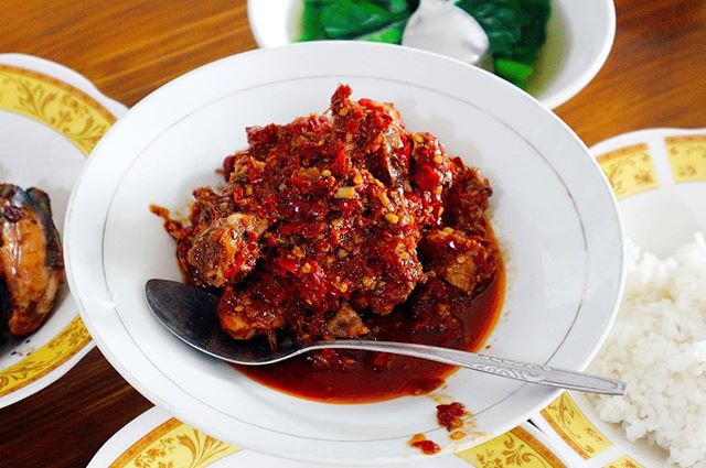Ayam Rarang via IG @foodierecomed, 1. Beberuk Terong, 2. Plecing Kangkung, 3. Kelaq Lebui, 4. Ayam Taliwang, 5. Sate Bulayak, 6. Sate Rembiga, 7. Sate Tanjung, 8. Bebalung, 9. Nasi Kotaraja, 10. Nasi Puyung, 11. Nasi Campur Sukaraja, 12. Kelaq Kelor, 13. Ayam Rarang, 14. Ares, 15. Dodol Rumput Laut, 16. Peyek Rumput Laut, 17. Terasi Bakar Lombok, 18. Jaje Tujak, 19. Sate Pusut, 20. Sate Pencok, 21. Kue Bantal, 22. Kelaq Batih, 23. Kelepon Kecerit, 24. Jaje Reket, 25. Lupis Lombok, 26. Nasi Balap, 27. Keripik Rumput Laut, 28. Kacang Mete Lombok, 29. Kue Keciput, 30. Serabi Laklak, 31. Tumbek, 32. Tekel, 33. Kue Kerake