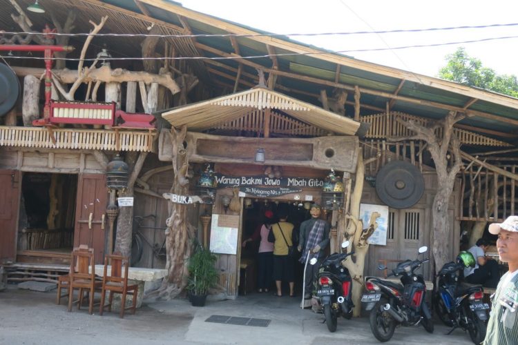 1. Warung Spesial Sambal (SS), 2. Lesehan  Aldan, 3. Nasi Goreng Pak Sular, 4. Gudeg  Mercon Bu Tinah, 5. Mie Ayam Tumini, 6. Ayam Geprek Bu Rum, 7. Ngudi Rejeki, 8. Kantin Bu Siti (Tutup), 9. Kedai Rakjat Djelata, 10. Burjonan, 11. Gudeg Yu Djum Wijilan 167, 12. Rumah Makan Gudeg Pawon, 13. Bong Kopitown, 14. Oseng-Oseng Mercon Bu Narti, 15. Bungong Jeumpa, 16. Secret Garden Coffee dan Chocolate, 17. Lesehan Sayidan , 18. SGPC Bu Wiryo 1959, 19. Angkringan Kopi Jos Lik Man, 20. Tahu Gimbal Pak Yono, 21. Bakmi Mbah Gito, 22. Angkringan Pak Jabrik, 23. Tempo Gelato Prawirotaman, 24. Banyu Mili Resto, 25. Angkringan KR, 26. Sate klatak pak Bari, 27. House of Raminten, 28. Soto Ayam Pak Man, 29. Spesial Sambal Bawang Mas Kobis, 30. Coto Makassar La Capila, 31. Saoto Bathok Mbah Katro