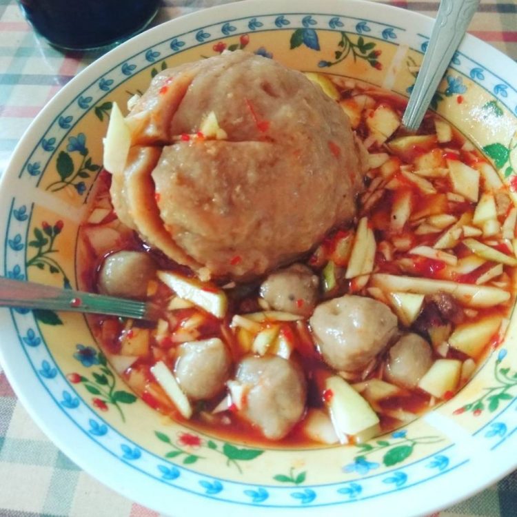 Bakso bumbu rujak via IG @coach_diant, 1. Bakso Lumajang, 2. Teh Kocok Khas Lumajang, 3. Acar Mentimun Khas Lumajang, 4. Lontong Petis, 5. Telur Dadar Tahu, 6. Kue Latok, 7. Keripik Pisang, 8. Pecel Godong Telo, 9. Cilok Mercon, 10. Kue Lupis, 11. Tape Pisang, 12. Martabak Petis, 13. Rujak Otek, 14. Bakso Bumbu Rujak, 15. Bledus, 16. Ketan Koro