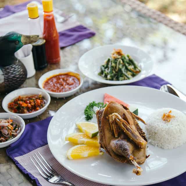 Bebek Bengil Foto by Liburanbali, 1. Nasi Campur Bali, 2. Nasi Tepeng, 3. Ayam Betutu, 4. Bebek Goreng Kuta, 5. Tipat Blayag, 6. Lawar Kuning, 7. Sate Lilit, 8. Rujak Kuah Pindang dan Rujak Bulung, 9. Serombotan, 10. Nasi Jinggo, 11. Nasi Tekor, 12. Nasi Ayam Kadewatan Bu Mangku, 13. Bebek Bengil, 1. Bale Udang Bali Mang Engking, 2. Nasi Ayam Ibu Oki, 3. RM Ayam Betutu Ibu Nia, 4. Ayam Bakar Taliwang Baru, 5. De’dapoer Sanur, 6. Raja’s Balinese Restaurant, 7. Cafe De’dapoer Kuta, 8. Bagus All Day Dining Kuta, 9. Grand Puncak Sari 2 restaurant, 10. Ayam Betutu Bu Adi, 11. Warung Men Weti, 12. Warung Pojok, 13. Sop Ikan Warung Mak Beng, 14. Nasi Tempong Pink, 15. Warung Wardani, 16. Warung Muslim Moro Seneng