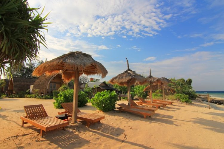 Berjemur menjadi salah satu kegiatan yang menyenangkan saat berada di Gili Meno, Akses ke Lokasi Wisata Gili Meno, Transportasi Ke Gili Meno Dari Bali, Biaya &amp; Waktu Kapal Penyeberangan Ke Gili Trawangan, Keunikan Obyek Wisata Gili Meno Lombok, Suasana dan Kondisi di Gili Meno Lombok, Daya Tarik Wisata Pulau Gili Meno, Pantai Gili Meno, Moda Transportasi, Infrastruktur, Aktivitas Liburan Menarik di Pulau Gili Meno