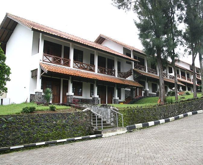 Berlian Resort, 1. Metropole Hotel Puncak, 2. Agape Gunung Bakti, 3. Arimbi Cibulan Suites, 4. Hotel Ciliwung, 5. Berlian Resort, 6. Airy Eco Syariah Cisarua Lembah Nyiur 68 Bogor (Tutup), 7. Hotel Mars 91, 8. Permata Hati Resort, 9. New Laguna Resort, 10. Villa Bumi Rama, 11. Aries Biru Villa &amp; Hotel, 12. Hotel Ciloto Indah Permai Puncak, 13. RedDoorz Syariah near RSUD Cimacan, 14. OYO 1667 Edotel SMKN 1 Pacet, 15. Villa Aquarius Orange, 16. Hotel Arjuna Puncak Bogor, 17. Gumilang Hotel, 18. Villa Alamanda, 19. Villa Tiola, 20. Arra Lembah Pinus, 21. Mataram Hotel, 22. Citra Agung, 23. Villa Tunas Alam Mutiara, 24. Cisarua Indah, 25. Grand Pesona Ksatria, 26. Wisma Bintang Jadayat