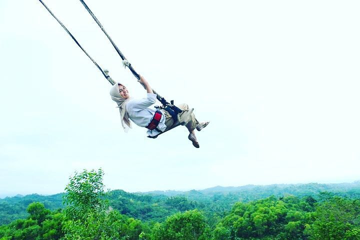 Bermain ayunan tepi jurang yang menantang via IG @pepedanhills, Informasi Umum, Lokasi Pepedan Hills, Indah &amp; Romantisnya Bukit Cinta Pepedan Hills, Harga Tiket Masuk Pepedan Hills, Fasilitas, Daya Tarik, Tips Liburan