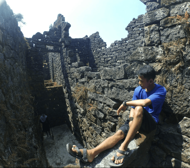 Berpose di salah satu sudut Omah Watu (c) Prasetia Bayu Travelingyuk, Lokasi Omah Watu Ngawi, Kondisi Omah Watu, Keindahan Arsitektur Omah Watu, Kondisi Alam sekitar, Wisata sekitar, Hal-Hal unik yang bisa dilakukan