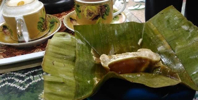 Bobongko via Twitter, 1. Nasi kuning khas Samarinda, 2. Ayam Cincane, 3. Nasi Bekepor, 4. Daging Masak Bumi Hangus, 5. Pepes Kepiting, 6. Sate Payau, 7. Sambal Raja, 8. Bubur pedas, 9. Gence Ruan, 10. Amplang, 11. Pisang Gapit, 12. Lempok Durian, 13. Rabo Ruan, 14. Sayur Gangan Asam Kutai, 15. Bobongko, 16. Gangan Manok, 17. Sambal Gami Udang, 18. Ayam Suwir Cabai Hijau, 19. Pulut Nasi, 20. Kue Bingka Kentang, 21. Kue Gegicak, 22. Really Cake, 23. Kue Ilat Sapi, 24. Onde-Onde Ubi Ungu, 25. Bubur Gunting, 26. Mie Hijau, 27. Brownies Batubara, 28. Bolu Gulung Jenebora