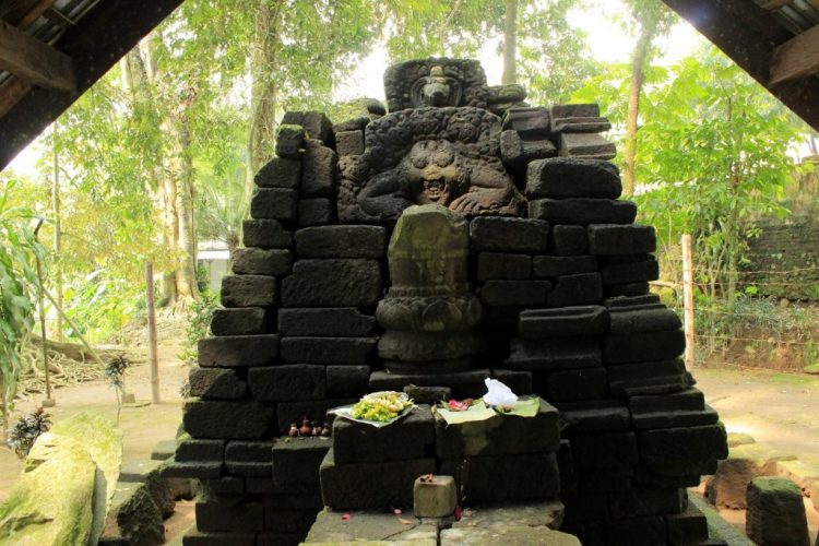 Candi Rambut Monte via Indoflashlight, Harga Tiket Masuk Telaga Rambut Monte, Keunikan yang Ada di Telaga Rambut Monte, Asal Mula Telaga Rambut Monte, Tempat Menarik di Telaga Rambut Monte Blitar