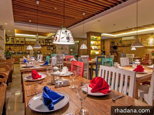Cafe De’dapoer Kuta, 1. Nasi Campur Bali, 2. Nasi Tepeng, 3. Ayam Betutu, 4. Bebek Goreng Kuta, 5. Tipat Blayag, 6. Lawar Kuning, 7. Sate Lilit, 8. Rujak Kuah Pindang dan Rujak Bulung, 9. Serombotan, 10. Nasi Jinggo, 11. Nasi Tekor, 12. Nasi Ayam Kadewatan Bu Mangku, 13. Bebek Bengil, 1. Bale Udang Bali Mang Engking, 2. Nasi Ayam Ibu Oki, 3. RM Ayam Betutu Ibu Nia, 4. Ayam Bakar Taliwang Baru, 5. De’dapoer Sanur, 6. Raja’s Balinese Restaurant, 7. Cafe De’dapoer Kuta, 8. Bagus All Day Dining Kuta, 9. Grand Puncak Sari 2 restaurant, 10. Ayam Betutu Bu Adi, 11. Warung Men Weti, 12. Warung Pojok, 13. Sop Ikan Warung Mak Beng, 14. Nasi Tempong Pink, 15. Warung Wardani, 16. Warung Muslim Moro Seneng