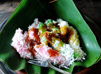 Cenil via IG @makan.halall, 1. Kue Lompong, 2. Rengginang, 3. Kue Satu, 4. Lanting Purworejo, 5. Jenang Krasikan, 6. Geblek, 7. Jipang, 8. Mendut, 9. Clorot, 10. Cenil, 11. Sego Penek Ngandul, 12. Kupat Tahu, 13. Sego Koyor, 14. Sate Winong, 15. Itu Ireng, 16. Sego Megono, 17. Sop Pak Giyo Kondang Roso