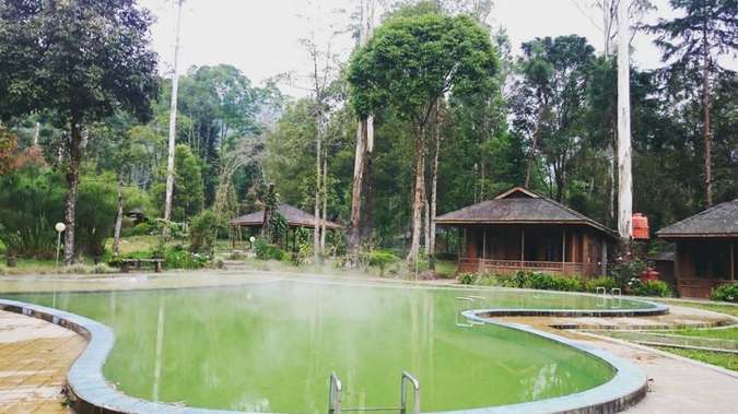 Cimanggu Hot Spring, Terapi Air Seperti Burung Hantu, 1. Ciwidey Lembah Waterpark Resort Yang Paling Lengkap, 2. Gracia Spa Resort, Berasa di Negeri Dongeng, 3. Sari Ater Hotel & Resort Yang Terfavorit, 4. Ciater Spa dan Resort, Tempat Alternatif Pengobatan Sakit Kronis, 5. Ciater Hot Spring, Ratunya Pemandian Air Panas Alami, 6. Ciwalini Hot Spring, Memadukan Air Panas Dengan Kebun Teh, 7. Cimanggu Hot Spring, Terapi Air Seperti Burung Hantu, 8. Sabda Alam Resort Berasa di Venice, 9. Puncak Darajat, Puncaknya Air Panas Terindah, 10. Air Panas Cibolang, Surganya Air Panas di Daerah Terpencil, 11. Pemandian Air Panas Maribaya, 12. Pemandian Air Panas Kampung Cai, 13. Kolam Air Panas Emte Highland Resort, 14. Pemandian Cipanas Nagrak Parongpong, 15. Pemandian Air Panas Saguling, 16. Pemandian air panas Kawah Rengganis Cibuni