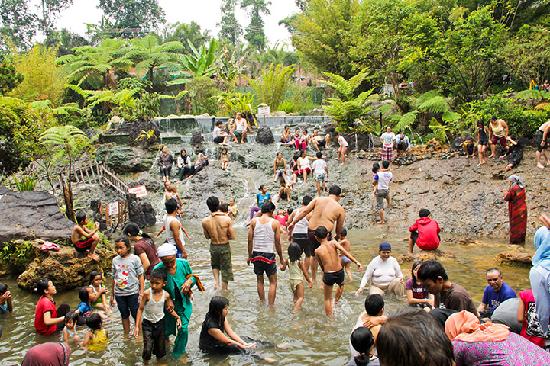 Ciater Hot Spring, 1. Ciwidey Lembah Waterpark Resort Yang Paling Lengkap, 2. Gracia Spa Resort, Berasa di Negeri Dongeng, 3. Sari Ater Hotel & Resort Yang Terfavorit, 4. Ciater Spa dan Resort, Tempat Alternatif Pengobatan Sakit Kronis, 5. Ciater Hot Spring, Ratunya Pemandian Air Panas Alami, 6. Ciwalini Hot Spring, Memadukan Air Panas Dengan Kebun Teh, 7. Cimanggu Hot Spring, Terapi Air Seperti Burung Hantu, 8. Sabda Alam Resort Berasa di Venice, 9. Puncak Darajat, Puncaknya Air Panas Terindah, 10. Air Panas Cibolang, Surganya Air Panas di Daerah Terpencil, 11. Pemandian Air Panas Maribaya, 12. Pemandian Air Panas Kampung Cai, 13. Kolam Air Panas Emte Highland Resort, 14. Pemandian Cipanas Nagrak Parongpong, 15. Pemandian Air Panas Saguling, 16. Pemandian air panas Kawah Rengganis Cibuni