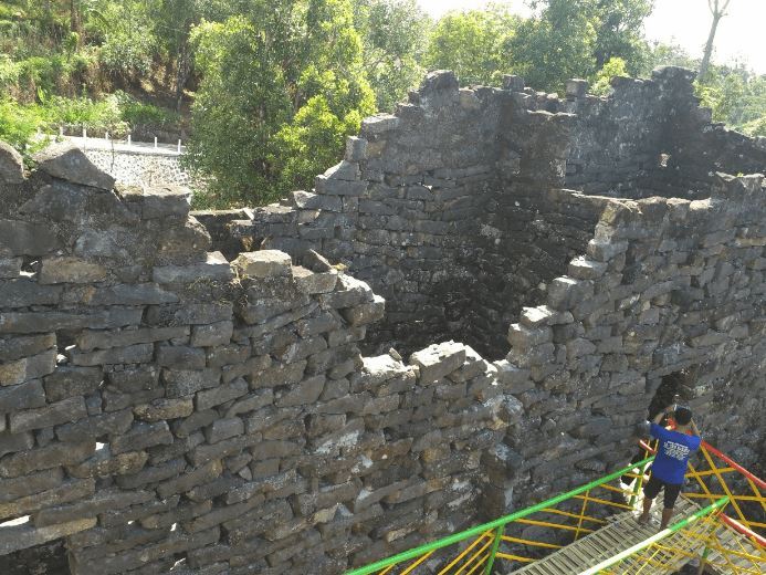 Ditumpuk dan direkatkan dengan cara alami (c) Prasetia Bhayu, Lokasi Omah Watu Ngawi, Kondisi Omah Watu, Keindahan Arsitektur Omah Watu, Kondisi Alam sekitar, Wisata sekitar, Hal-Hal unik yang bisa dilakukan