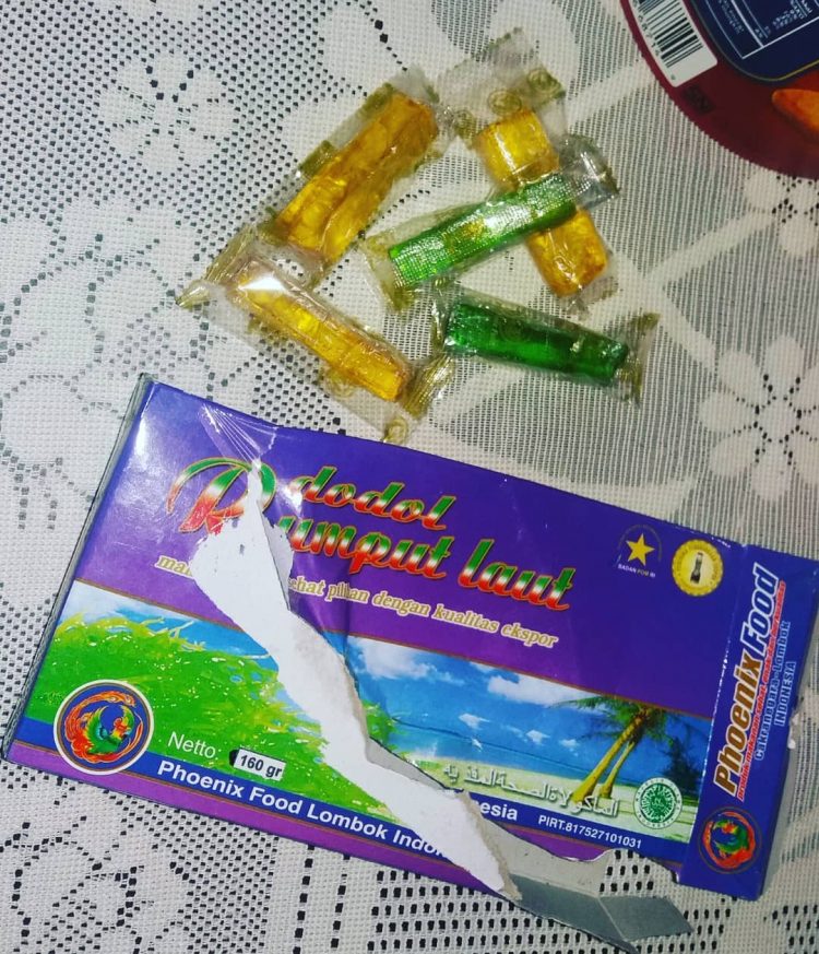 Dodol Rumput Laut via IG @canceris0s, 1. Kain Tenun Ikat Sasak, 2. Songket Sasak, 3. Mutiara kha Lombok, 4. Kaos Lombok, 5. Madu Sumbawa, 6. Susu Kuda Liar Sumbawa, 7. Dodol Rumput Laut, 8. Peyek Kangkung Rumput Laut, 9. Terasi Khas Lombok, 10. Kerajinan Tangan Khas Lombok, 11. Tuak Manis Lombok, 12. Kerajinan Tanah Liat, 13. Permen Susu Kuda Liar, 14. Anyaman Ketak, 15. Abon Ikan Marlin, 16. Minyak Gosok Sumbawa, 17. Manisan Tomat, 18. Telur Asin Bakar, 19. Kopi Prabe Lombok, 20. Sambal Encim Lombok, 21. Keripik Ceker Lombok, 22. Stik Kangkung, 23. Stik Rumput Laut Lombok, 24. Kacang Mete Lombok, 25. Manisan Rumput Laut Lombok