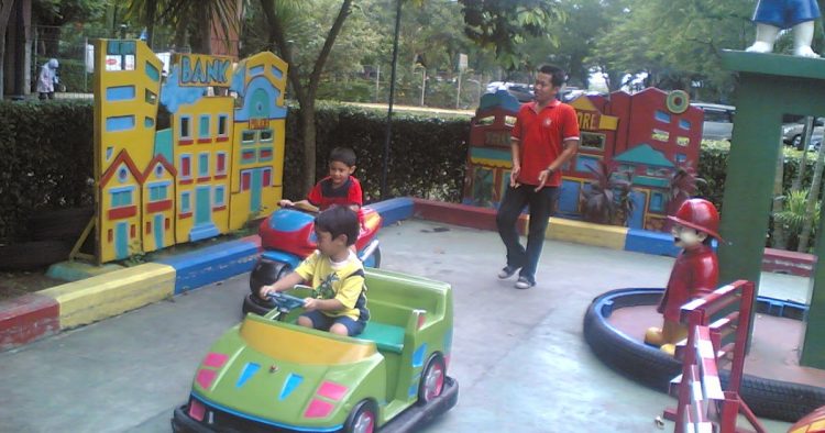 Family Park Alam Sutera via Nesya.blogspotcom, 1. Planetarium (Jakarta), 2. Taman Legenda, TMII (Jakarta), 3. Taman Budaya Sentul City (Bogor), 4. Pelita Desa Ciseeng (Bogor), 5. Godong Ijo (Depok), 6. D’Kandang Amazing Farm (Depok), 7. Family Park Alam Sutera (Tangerang), 8. Rumah Pohon (Bekasi), 9. Taman Wisata Alam Manggrove Angke Kapuk (Jakarta), 10. Kuntum Farm Field (Bogor), 11. Scientia Square Park (Tangerang), 12. Taman Impian Jaya Ancol (Jakarta), 13. Jakarta Aquarium (Jakarta), 14. Taman Wisata Lebah (Jakarta), 15. Kandank Jurank Doang (Tangerang), 16. The Wave Pondok Indah Waterpark (Jakarta), 17. Houbii Urban Adventure Park (Bogor), 18. Kitchen Magic (Jakarta), 19. Kidzania (Jakarta)