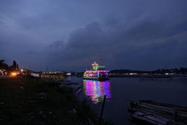 foto: https://s.alongwalker.co/media/id/aHR0cHM6Ly93d3cuaW5zdGFncmFtLmNv-bS9udXIuZmRobF8v/9a961276ac91542cf1a65ffcbcca710a.jpg, Informasi Dasar, Sejarah Rowo Jombor Klaten, Fasilitas Penunjang di Rowo Jombor, Keindahan Wisata Rowo Jombor, Alamat Waduk Rowo Jombor, Harga Tiket Masuk Rowo Jombor, Aktivitas Seru di Rowo Jombor, Tips Liburan