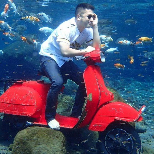 Foto Artis Irfan Hakim Ketika Liburan di Umbul Ponggok Klaten, Informasi Umum, 4 Rute Menuju Wisata Umbul Ponggok, Harga Tiket Masuk dan Sewa Alat di Umbul Ponggok, Sejarah Umbul Ponggok Klaten, Jawa Tengah, Wisata Diving dan Snorkeling untuk Latihan, Spot Foto Unik di Dalam Air, Fasilitas, Penyewaan Fasilitas Wisata Umbul Pongok, Pesona Keindahan Umbul Pongok