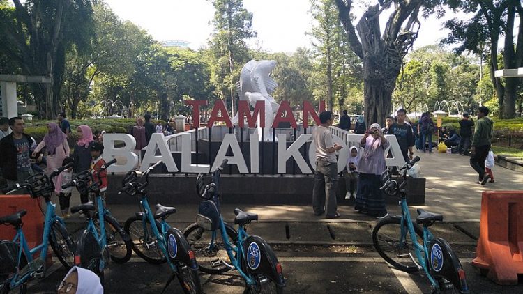 Foto Foto di Taman Balai Sartika, Sejarah Taman Balai Sartika, Alamat Taman Balai Kota Bandung, Angkutan Umum Ke Taman Balai Kota Bandung, Harga Tiket Taman Balai Kota Bandung, Jam Buka Taman Balai Kota Bandung, Daya Tarik Taman Balai Sartika, Fasilitas Taman Balai Kota, Aktivitas Seru di Taman Balai Kota Bandung