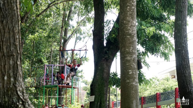 Flying Fox Taman Kebonrojo via Jelajahblitar, Lokasi Taman Kebon Rojo, Harga Tiket Masuk Taman Kebon Rojo, Fasilitas Di Kebonrojo, Pesona Taman Kebon Rojo, Hunting Foto di Taman Kebon Rojo Blitar Kekinian, Tips Berlibur Ke Taman Kebon Rojo