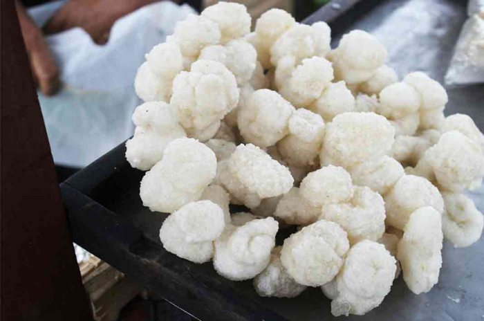 Geblek, 1. Mie Ongklok, 2. Aneka Olahan Carica, 3. Sagon, 4. Purwaceng, 5. Opak Singkong, 6. Tempe Kemul, 7. Keripik Jamur, 8. Kacang Dieng, 9. Nasi Megono, 10. Dendeng Gepuk, 11. Kue Pepe Wonosobo, 12. Cenil, 13. Soto Golak, 14. Kue Serabi Dieng, 15. Geblek
