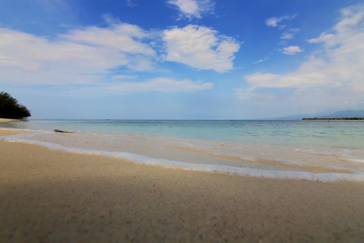 Gili Meno terletak di Kabupaten Lombok Utara, Lombok, NTB, Akses ke Lokasi Wisata Gili Meno, Transportasi Ke Gili Meno Dari Bali, Biaya &amp; Waktu Kapal Penyeberangan Ke Gili Trawangan, Keunikan Obyek Wisata Gili Meno Lombok, Suasana dan Kondisi di Gili Meno Lombok, Daya Tarik Wisata Pulau Gili Meno, Pantai Gili Meno, Moda Transportasi, Infrastruktur, Aktivitas Liburan Menarik di Pulau Gili Meno