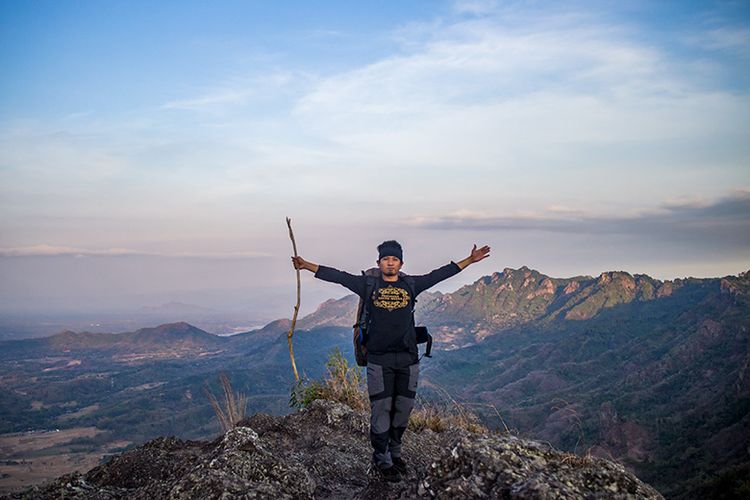 Gunung Gajah Mungkur, Sukoharjo via Kompas, 1. Gunung Merbabu – Boyolali Magelang , 2. Gunung Merapi –  Boyolali, 3. Gunung Andong – Magelang, 4. Gunung Prau – Wonosobo, 5. Gunung Lawu – Karang Anyar, 6. Gunung Sindoro – Yogyakarta, 7. Gunung Sumbing atau Gunung Triple – Wonosobo, 8. Gunung Slamet – Purbalingga, 9. Gunung Ungaran – Semarang, 10. Gunung Pakuwaja, 11. Gunung Telomoyo, 12. Gunung Besek, Kismantoro, Kabupaten Wonogiri , 13. Gunung Gandul, Wonogiri , 14. Gunung Gajah Mungkur, Sukoharjo, 15. Gunung Ayamayam, 16. Gunung Blego, 17. Gunung Lasem, 18. Gunung Tidar