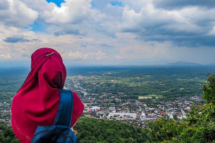 Gunung Gandul, Wonogiri voa Kompas, 1. Gunung Merbabu – Boyolali Magelang , 2. Gunung Merapi –  Boyolali, 3. Gunung Andong – Magelang, 4. Gunung Prau – Wonosobo, 5. Gunung Lawu – Karang Anyar, 6. Gunung Sindoro – Yogyakarta, 7. Gunung Sumbing atau Gunung Triple – Wonosobo, 8. Gunung Slamet – Purbalingga, 9. Gunung Ungaran – Semarang, 10. Gunung Pakuwaja, 11. Gunung Telomoyo, 12. Gunung Besek, Kismantoro, Kabupaten Wonogiri , 13. Gunung Gandul, Wonogiri , 14. Gunung Gajah Mungkur, Sukoharjo, 15. Gunung Ayamayam, 16. Gunung Blego, 17. Gunung Lasem, 18. Gunung Tidar
