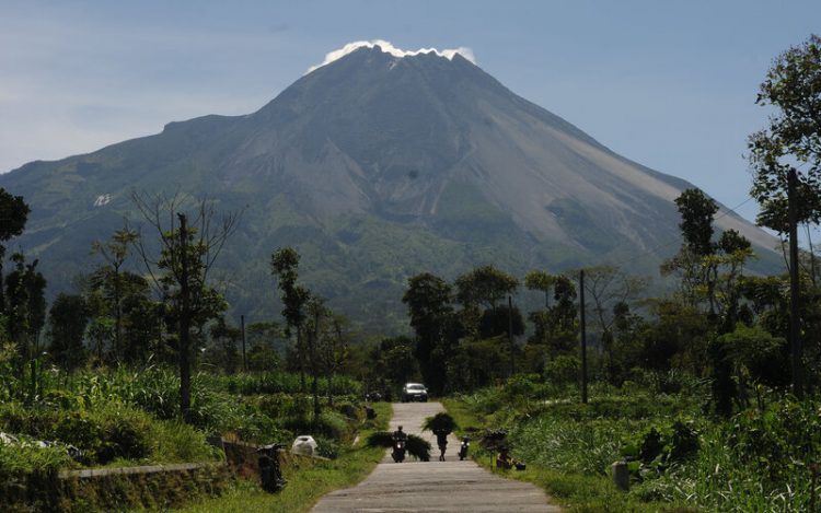 Gunung Merapi via Antarafoto, 1. Gunung Merbabu – Boyolali Magelang , 2. Gunung Merapi –  Boyolali, 3. Gunung Andong – Magelang, 4. Gunung Prau – Wonosobo, 5. Gunung Lawu – Karang Anyar, 6. Gunung Sindoro – Yogyakarta, 7. Gunung Sumbing atau Gunung Triple – Wonosobo, 8. Gunung Slamet – Purbalingga, 9. Gunung Ungaran – Semarang, 10. Gunung Pakuwaja, 11. Gunung Telomoyo, 12. Gunung Besek, Kismantoro, Kabupaten Wonogiri , 13. Gunung Gandul, Wonogiri , 14. Gunung Gajah Mungkur, Sukoharjo, 15. Gunung Ayamayam, 16. Gunung Blego, 17. Gunung Lasem, 18. Gunung Tidar