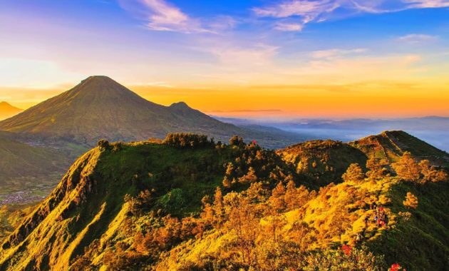 Gunung Pakuwaja via IG @riougen, 1. Gunung Merbabu – Boyolali Magelang , 2. Gunung Merapi –  Boyolali, 3. Gunung Andong – Magelang, 4. Gunung Prau – Wonosobo, 5. Gunung Lawu – Karang Anyar, 6. Gunung Sindoro – Yogyakarta, 7. Gunung Sumbing atau Gunung Triple – Wonosobo, 8. Gunung Slamet – Purbalingga, 9. Gunung Ungaran – Semarang, 10. Gunung Pakuwaja, 11. Gunung Telomoyo, 12. Gunung Besek, Kismantoro, Kabupaten Wonogiri , 13. Gunung Gandul, Wonogiri , 14. Gunung Gajah Mungkur, Sukoharjo, 15. Gunung Ayamayam, 16. Gunung Blego, 17. Gunung Lasem, 18. Gunung Tidar