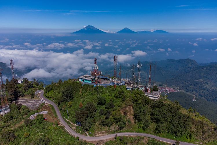 Gunung Telomoyo via Kompas, 1. Gunung Merbabu – Boyolali Magelang , 2. Gunung Merapi –  Boyolali, 3. Gunung Andong – Magelang, 4. Gunung Prau – Wonosobo, 5. Gunung Lawu – Karang Anyar, 6. Gunung Sindoro – Yogyakarta, 7. Gunung Sumbing atau Gunung Triple – Wonosobo, 8. Gunung Slamet – Purbalingga, 9. Gunung Ungaran – Semarang, 10. Gunung Pakuwaja, 11. Gunung Telomoyo, 12. Gunung Besek, Kismantoro, Kabupaten Wonogiri , 13. Gunung Gandul, Wonogiri , 14. Gunung Gajah Mungkur, Sukoharjo, 15. Gunung Ayamayam, 16. Gunung Blego, 17. Gunung Lasem, 18. Gunung Tidar