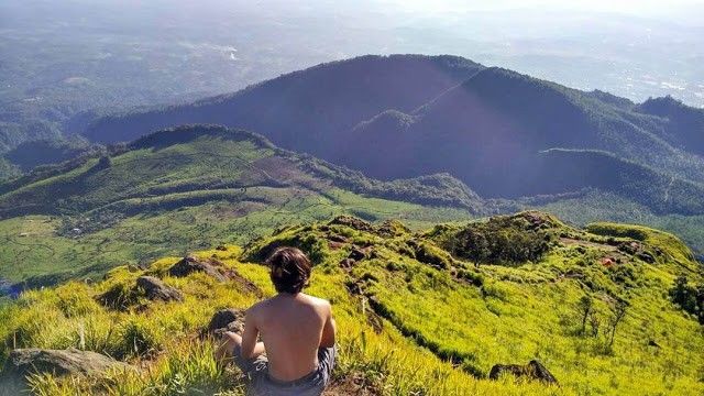 Gunung Ungaran - Semarang, 1. Gunung Merbabu – Boyolali Magelang , 2. Gunung Merapi –  Boyolali, 3. Gunung Andong – Magelang, 4. Gunung Prau – Wonosobo, 5. Gunung Lawu – Karang Anyar, 6. Gunung Sindoro – Yogyakarta, 7. Gunung Sumbing atau Gunung Triple – Wonosobo, 8. Gunung Slamet – Purbalingga, 9. Gunung Ungaran – Semarang, 10. Gunung Pakuwaja, 11. Gunung Telomoyo, 12. Gunung Besek, Kismantoro, Kabupaten Wonogiri , 13. Gunung Gandul, Wonogiri , 14. Gunung Gajah Mungkur, Sukoharjo, 15. Gunung Ayamayam, 16. Gunung Blego, 17. Gunung Lasem, 18. Gunung Tidar