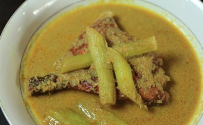 Gulai Terjun via Tribunnews, 1. Tempoyak, 2. Gulai Tepek Ikan, 3. Daging masak itam, 4. Sup Tulang, 5. Nasi Gemuk, 6. Dodol nanas, 7. Kue Srikaya, 8. Jus pinang, 9. Dodol kentang Kerinci, 10. Gandus, 11. Kue Padamaran, 12. Kue Kubang Boyo, 13. Kue Burgo, 14. Kue Muso, 15. Pempek Sambal, 16. Gulai Terjun, 17. Mie Celor, 18. Kerutup Ikan, 19. Lempok Durian, 20. Bolu Kojo, 21. Kue Putri Kandis, 22. Rambutan Goreng