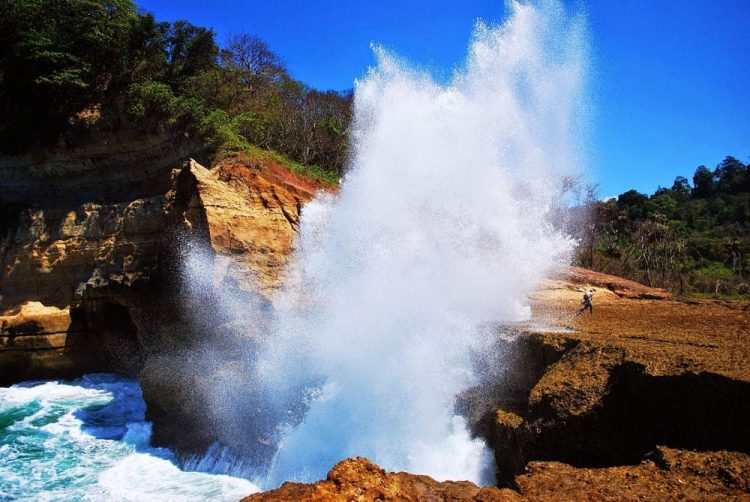 Hantaman ombak besar dari bibir pantai, Keistimewaan dan Daya Tarik Pantai Pathok Gebang, Fasilitas, Lokasi dan Harga Tiket Masuk Pantai Pathok Gebang, Tips Liburan
