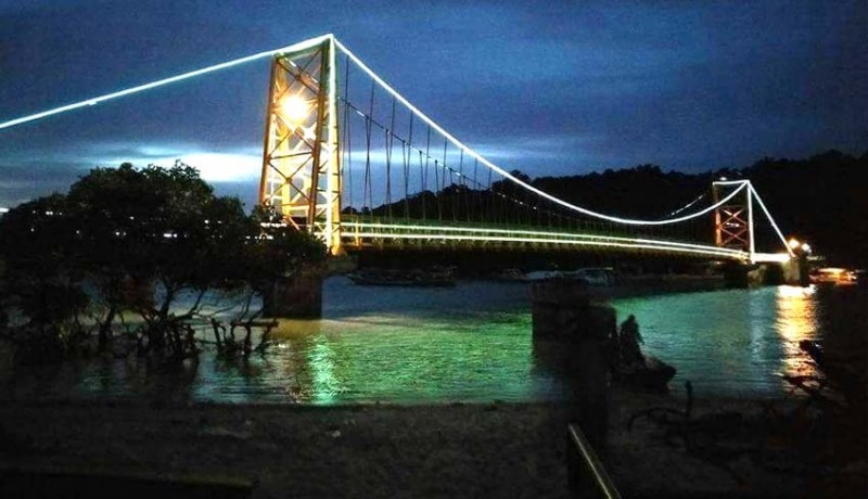 Ikon Wisata Yellow Bridge pada Malam Hari, Informasi Umum, Cara Menuju Lokasi Jembatan Kuning Nusa Lembongan, Harga Tiket, Jam Operasional, Keunikan Jembatan Kuning Nusa Ceningan, Jembatan Cinta, Jembatan Kuning Nusa Lembongan, Mengenal Yellow Bridge, Jembatan Ikonik Penghubung Dua Pulau Indah, Menyempatkan diri Berfoto di Yellow Bridge, Yellow Bridge Pernah Ambruk, Jembatan Kuning Tersambung Kembali
