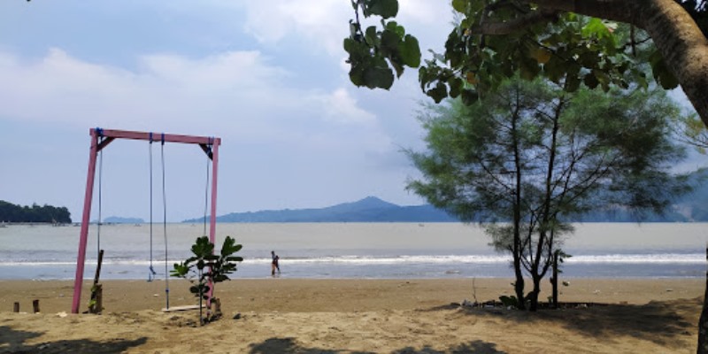 Image Credit: Google Maps (Sunny Side Channel), Fasilitas yang Disediakan, Lokasi dan Rute ke Pantai Sidem Tulungagung, Harga Tiket Masuk Pantai Sidem Tulungagung, Daya Tarik & Keistimewaan Pantai Sidem Tulungagung, Kegiatan Menarik, Objek Wisata di Dekat Pantai Sidem Tulungagung