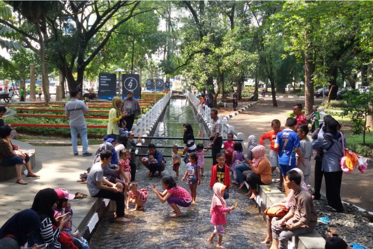 Indahnya taman anak sungai cikapayang di balai kota Bandung via Merdeka, Sejarah Taman Balai Sartika, Alamat Taman Balai Kota Bandung, Angkutan Umum Ke Taman Balai Kota Bandung, Harga Tiket Taman Balai Kota Bandung, Jam Buka Taman Balai Kota Bandung, Daya Tarik Taman Balai Sartika, Fasilitas Taman Balai Kota, Aktivitas Seru di Taman Balai Kota Bandung