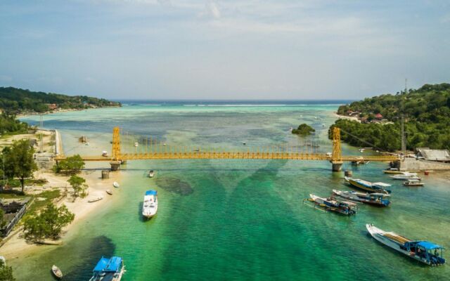 Indahnya Alam sekitar jembatan via Google Maps @Reuben Gow, Informasi Umum, Cara Menuju Lokasi Jembatan Kuning Nusa Lembongan, Harga Tiket, Jam Operasional, Keunikan Jembatan Kuning Nusa Ceningan, Jembatan Cinta, Jembatan Kuning Nusa Lembongan, Mengenal Yellow Bridge, Jembatan Ikonik Penghubung Dua Pulau Indah, Menyempatkan diri Berfoto di Yellow Bridge, Yellow Bridge Pernah Ambruk, Jembatan Kuning Tersambung Kembali