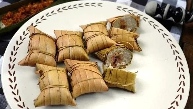 Jaje Reket, 1. Beberuk Terong, 2. Plecing Kangkung, 3. Kelaq Lebui, 4. Ayam Taliwang, 5. Sate Bulayak, 6. Sate Rembiga, 7. Sate Tanjung, 8. Bebalung, 9. Nasi Kotaraja, 10. Nasi Puyung, 11. Nasi Campur Sukaraja, 12. Kelaq Kelor, 13. Ayam Rarang, 14. Ares, 15. Dodol Rumput Laut, 16. Peyek Rumput Laut, 17. Terasi Bakar Lombok, 18. Jaje Tujak, 19. Sate Pusut, 20. Sate Pencok, 21. Kue Bantal, 22. Kelaq Batih, 23. Kelepon Kecerit, 24. Jaje Reket, 25. Lupis Lombok, 26. Nasi Balap, 27. Keripik Rumput Laut, 28. Kacang Mete Lombok, 29. Kue Keciput, 30. Serabi Laklak, 31. Tumbek, 32. Tekel, 33. Kue Kerake