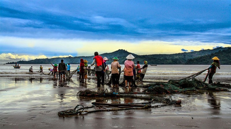 Kegiatan para nelayan di Pantai Sidem, Lokasi Dan Harga Tiket Pantai Popoh Tulungagung, Rute Menuju Lokasi Pantai Popoh Tulungagung, Aktivitas Seru di Pantai Popoh Tulungagung, Keunikan Pantai Popoh Tulungagung, Infrastruktur di Pantai Popoh Tulungagung
