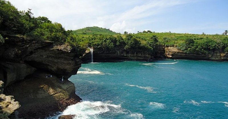 Keindahan Pantai Popoh dari atas Bukit via Backpacker Jakarta, Lokasi Dan Harga Tiket Pantai Popoh Tulungagung, Rute Menuju Lokasi Pantai Popoh Tulungagung, Aktivitas Seru di Pantai Popoh Tulungagung, Keunikan Pantai Popoh Tulungagung, Infrastruktur di Pantai Popoh Tulungagung