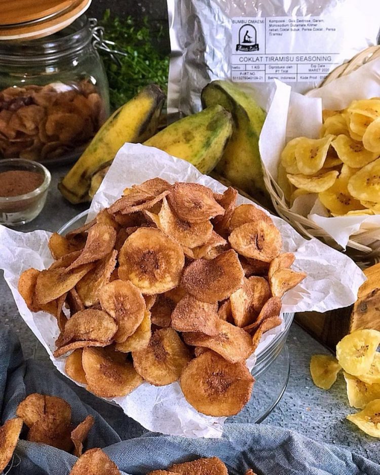 Keripik pisang via IG @linagui.kitchen, 1. Bakso Lumajang, 2. Teh Kocok Khas Lumajang, 3. Acar Mentimun Khas Lumajang, 4. Lontong Petis, 5. Telur Dadar Tahu, 6. Kue Latok, 7. Keripik Pisang, 8. Pecel Godong Telo, 9. Cilok Mercon, 10. Kue Lupis, 11. Tape Pisang, 12. Martabak Petis, 13. Rujak Otek, 14. Bakso Bumbu Rujak, 15. Bledus, 16. Ketan Koro