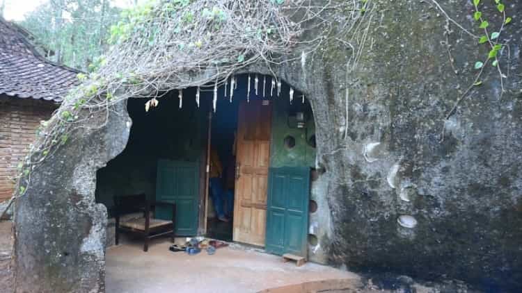 Kondisi Omah Watu Ngawi`, Lokasi Omah Watu Ngawi, Kondisi Omah Watu, Keindahan Arsitektur Omah Watu, Kondisi Alam sekitar, Wisata sekitar, Hal-Hal unik yang bisa dilakukan