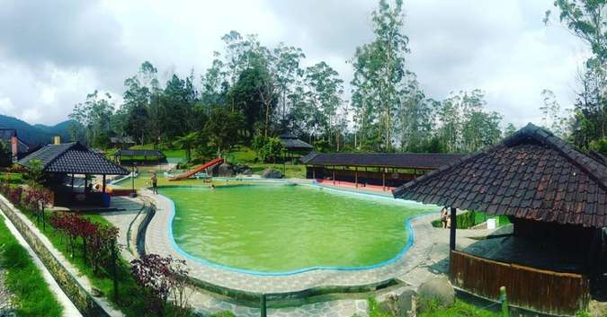 Kolam Air Panas Emte Highland Resort, 1. Ciwidey Lembah Waterpark Resort Yang Paling Lengkap, 2. Gracia Spa Resort, Berasa di Negeri Dongeng, 3. Sari Ater Hotel & Resort Yang Terfavorit, 4. Ciater Spa dan Resort, Tempat Alternatif Pengobatan Sakit Kronis, 5. Ciater Hot Spring, Ratunya Pemandian Air Panas Alami, 6. Ciwalini Hot Spring, Memadukan Air Panas Dengan Kebun Teh, 7. Cimanggu Hot Spring, Terapi Air Seperti Burung Hantu, 8. Sabda Alam Resort Berasa di Venice, 9. Puncak Darajat, Puncaknya Air Panas Terindah, 10. Air Panas Cibolang, Surganya Air Panas di Daerah Terpencil, 11. Pemandian Air Panas Maribaya, 12. Pemandian Air Panas Kampung Cai, 13. Kolam Air Panas Emte Highland Resort, 14. Pemandian Cipanas Nagrak Parongpong, 15. Pemandian Air Panas Saguling, 16. Pemandian air panas Kawah Rengganis Cibuni