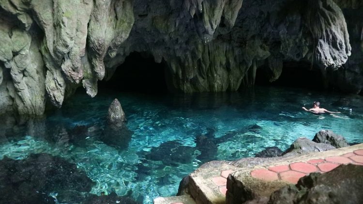 Kolam Alami di Gua Hawang yang Cantik dan Jernih Memesona via Youtube, Akses Menuju Lokasi Wisata Gua Hawang, Keunikan dan Mitos Gua Hawang Kei, Legenda Masyarakat, Suasana Gua Hawang Kei, Saking Jernihnya, Anda bisa Melihat Dasarnya, Penampakan Mulut Gua, Angker, tapi menggoda untuk direnangi, Stalagmit yang Menonjol itu Adalah Batu si Pemburu, Kolam Alami di Gua Hawang yang Cantik dan Jernih Memesona, Nikmati Menginap di Coaster Cottage