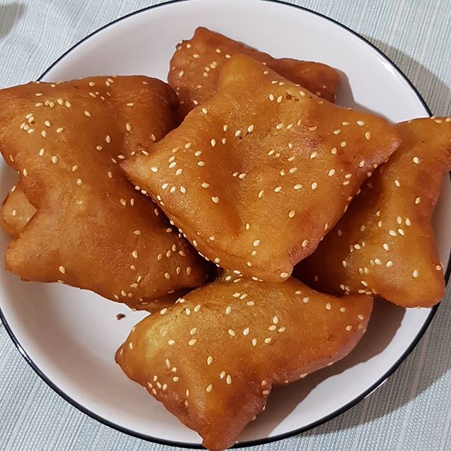 Kue Bantal via IG @168lim, 1. Beberuk Terong, 2. Plecing Kangkung, 3. Kelaq Lebui, 4. Ayam Taliwang, 5. Sate Bulayak, 6. Sate Rembiga, 7. Sate Tanjung, 8. Bebalung, 9. Nasi Kotaraja, 10. Nasi Puyung, 11. Nasi Campur Sukaraja, 12. Kelaq Kelor, 13. Ayam Rarang, 14. Ares, 15. Dodol Rumput Laut, 16. Peyek Rumput Laut, 17. Terasi Bakar Lombok, 18. Jaje Tujak, 19. Sate Pusut, 20. Sate Pencok, 21. Kue Bantal, 22. Kelaq Batih, 23. Kelepon Kecerit, 24. Jaje Reket, 25. Lupis Lombok, 26. Nasi Balap, 27. Keripik Rumput Laut, 28. Kacang Mete Lombok, 29. Kue Keciput, 30. Serabi Laklak, 31. Tumbek, 32. Tekel, 33. Kue Kerake