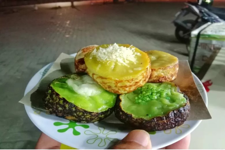 Kue Bingka, 1. Soto Banjar, 2. Sop Banjar, 3. Nasi Kuning Banjar, 4. Gangan Paliat, 5. Mandai, 6. Nasi Itik Gambut, 7. Kue Bingka, 8. Apam Barabai, 9. Ketupat Kandangan, 10. Lontong Orari, 11. Ayam Cincane, 12. Habang Banjar, 13. Cacapan Asam, 14. Sayur Kambang Tigarun, 15. Ipau, 16. Laksa, 17. Amparan tatak, 18. Kalangkala, 19. Dodol Kandangan, 20. Lamang, 21. Gangan Asam Banjar, 22. Iwak Pakasam, 23. Gangan humbut, 24. Sate tulang, 25. Sate Payau, 26. Bubur Baayak, 27. Sop Mutiara, 28. Apam Batil, 29. Kue Rangai, 30. Brownies Labu, 31. Sambal Acan, 32. Hekeng, 33. Ikan Patin Baubar, 34. Ikan Seluang Goreng, 35. Otak-Otak Ikan Pipih