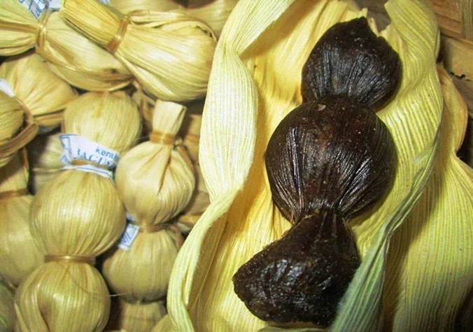Kue Kerake, 1. Beberuk Terong, 2. Plecing Kangkung, 3. Kelaq Lebui, 4. Ayam Taliwang, 5. Sate Bulayak, 6. Sate Rembiga, 7. Sate Tanjung, 8. Bebalung, 9. Nasi Kotaraja, 10. Nasi Puyung, 11. Nasi Campur Sukaraja, 12. Kelaq Kelor, 13. Ayam Rarang, 14. Ares, 15. Dodol Rumput Laut, 16. Peyek Rumput Laut, 17. Terasi Bakar Lombok, 18. Jaje Tujak, 19. Sate Pusut, 20. Sate Pencok, 21. Kue Bantal, 22. Kelaq Batih, 23. Kelepon Kecerit, 24. Jaje Reket, 25. Lupis Lombok, 26. Nasi Balap, 27. Keripik Rumput Laut, 28. Kacang Mete Lombok, 29. Kue Keciput, 30. Serabi Laklak, 31. Tumbek, 32. Tekel, 33. Kue Kerake