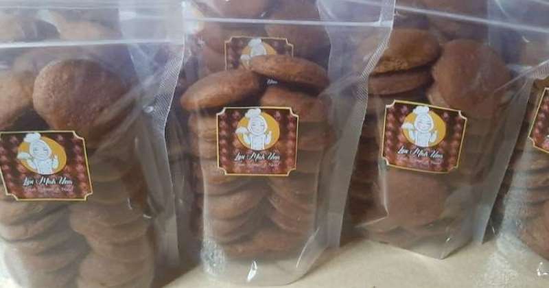 Kue Ilat Sapi via IG @miftahummunizam, 1. Nasi kuning khas Samarinda, 2. Ayam Cincane, 3. Nasi Bekepor, 4. Daging Masak Bumi Hangus, 5. Pepes Kepiting, 6. Sate Payau, 7. Sambal Raja, 8. Bubur pedas, 9. Gence Ruan, 10. Amplang, 11. Pisang Gapit, 12. Lempok Durian, 13. Rabo Ruan, 14. Sayur Gangan Asam Kutai, 15. Bobongko, 16. Gangan Manok, 17. Sambal Gami Udang, 18. Ayam Suwir Cabai Hijau, 19. Pulut Nasi, 20. Kue Bingka Kentang, 21. Kue Gegicak, 22. Really Cake, 23. Kue Ilat Sapi, 24. Onde-Onde Ubi Ungu, 25. Bubur Gunting, 26. Mie Hijau, 27. Brownies Batubara, 28. Bolu Gulung Jenebora